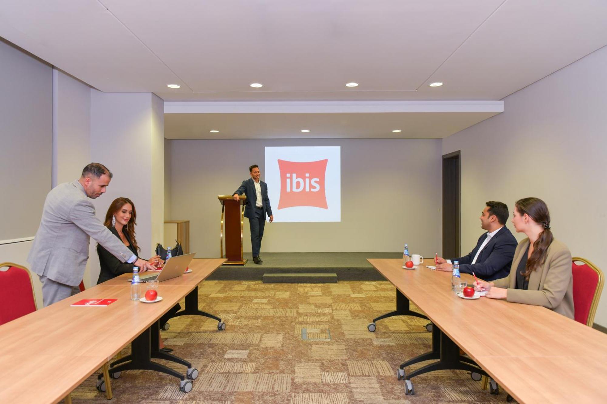 ホテル Ibis ドーハ エクステリア 写真